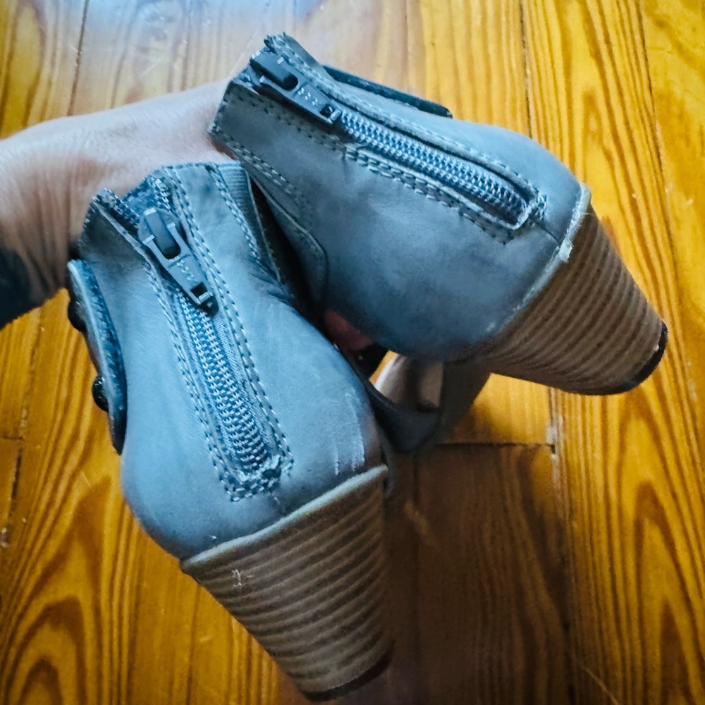 Women's Earth Blue Leather Ankle Boots size 9D Wide - Picture 5 of 5
